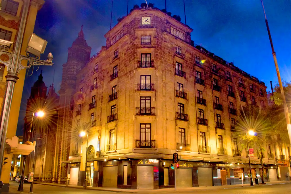 Fachada del Hotel Gillow iluminada de noche, esquina de Isabel la Católica y 5 de Mayo