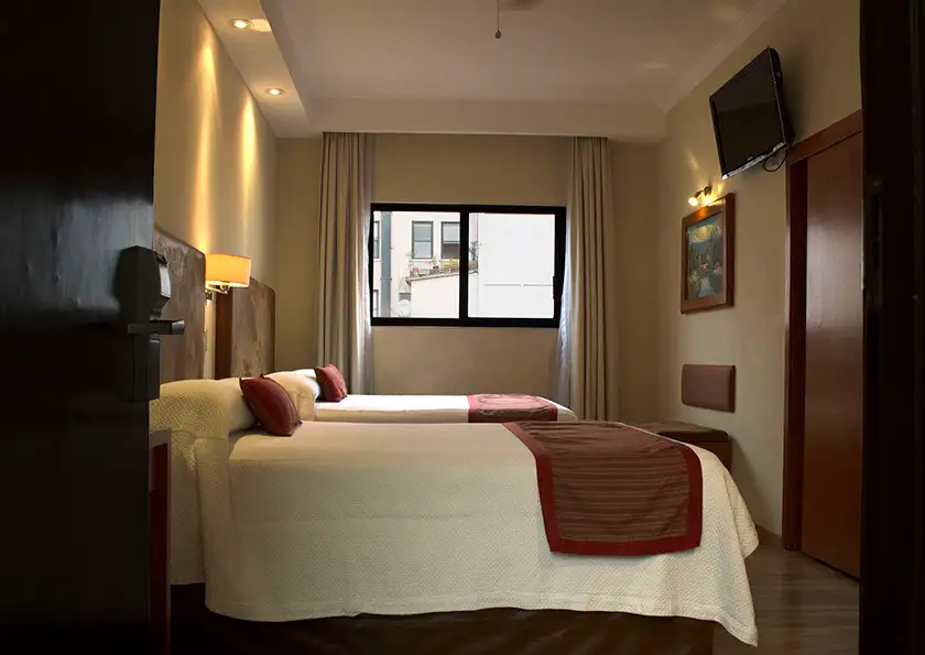 Habitación sencilla con cama matrimonial