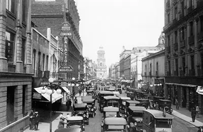 Calle 5 de Mayo en una fotografía antigua