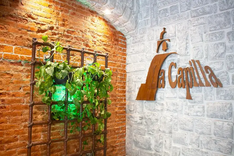Entrada del restaurante La Capilla